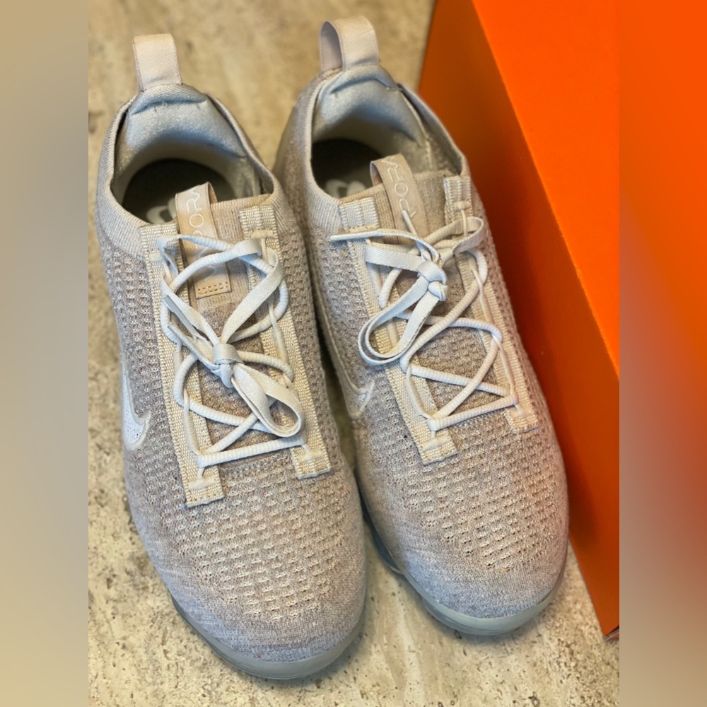 Women’s tennis shoes